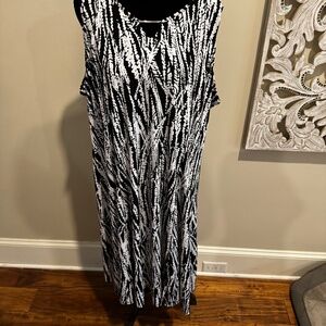 Adorable Black & White plus size summer sleeveless dress from Tan Jay.